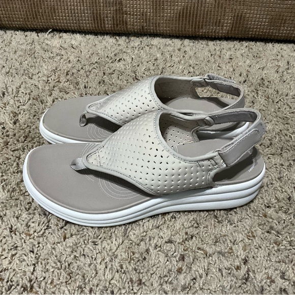 Clarks Women's grey Sandals womens Sise 8 - Picture 13 of 13